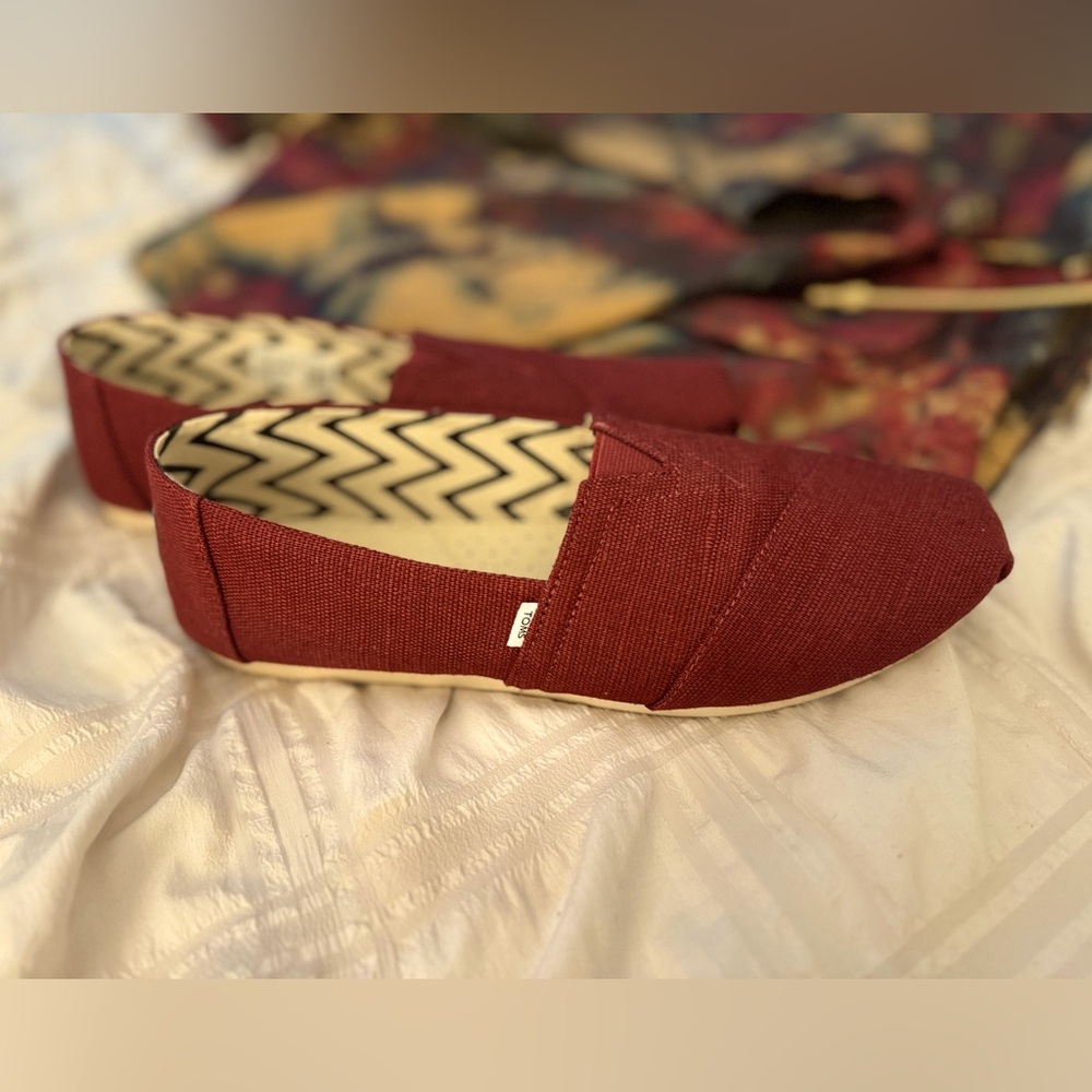 TOMS Burgundy Flats W9.5 - Picture 2 of 8